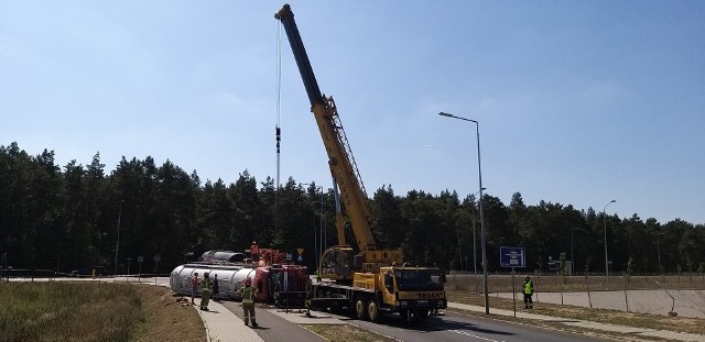 Aktualizacja [g. 12.10] Jak się dowiedzieliśmy, jest świadek zdarzenia, który relacjonował, że kierowca cysterny nie jechał zbyt szybko, a mimo to pojazd przeważyło. Kierowca jest trzeźwy. Na czas usuwania cysterny z jezdni, ulica Chemiczna zostanie zamknięta.W sobotę (24 sierpnia) przed godz. 11 bydgoscy strażacy otrzymali wezwanie na ulicę Chemiczną do przewróconej cysterny, która na szczęście nie przewoziła chemikaliów. - To wóz asenizacyjny, czyli przewożący szambo - mówią strażacy. Miejsce zabezpieczają dwa zastępy straży pożarnej oraz policja. O szczegółach czytaj na kolejnych stronach. Wystarczy przesunąć zdjęcie gestem lub nacisnąć strzałkę w prawo.Flash INFO odcinek 29