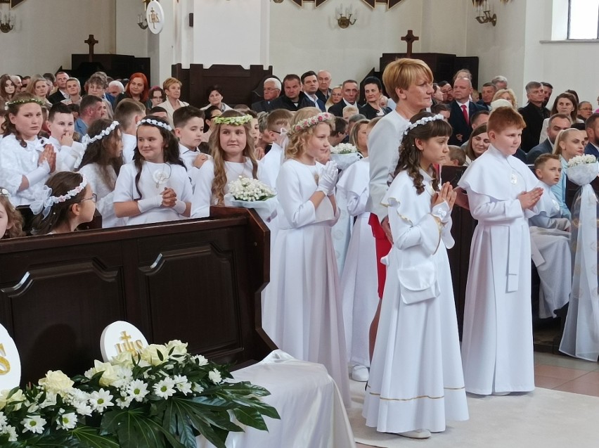 Pierwsza Komunia Święta w Ostrowi Mazowieckiej w parafii Chrystusa Dobrego Pasterza. 22.05.2022