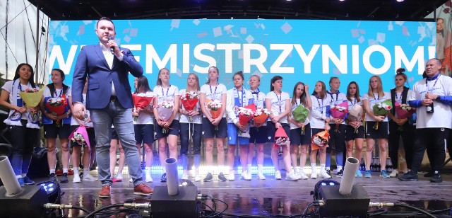 Tak cieszyła się drużyna TME SMS Łódź rok temu po zdobyciu srebrnego medalu. Teraz było złoto. Andrzej Kuczyński, członek zarządu TME, sponsora klubu (od lewej) znów będzie gratulował swoim piłkarkom jeszcze większego sukcesu.