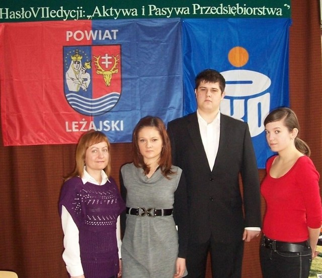 Od lewej: Bogusława Serwan - opiekun uczniów oraz Anna Wójciak, Piotr Niedziela i Karolina Nyk, czyli zdobywcy odpowiednio drugiego, szóstego i 11 miejsca.