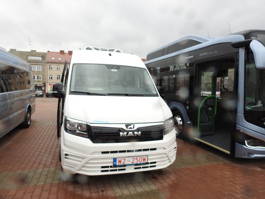 Autobusy hybrydowe i na gaz na Starym Rynku w Łomży. Miasto może je wkrótce kupić (zdjęcia, wideo]