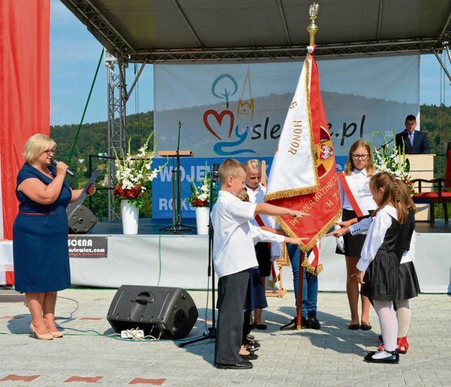 Pierwszaki ze „stulatki” złożyły ślubowanie przy sztandarze