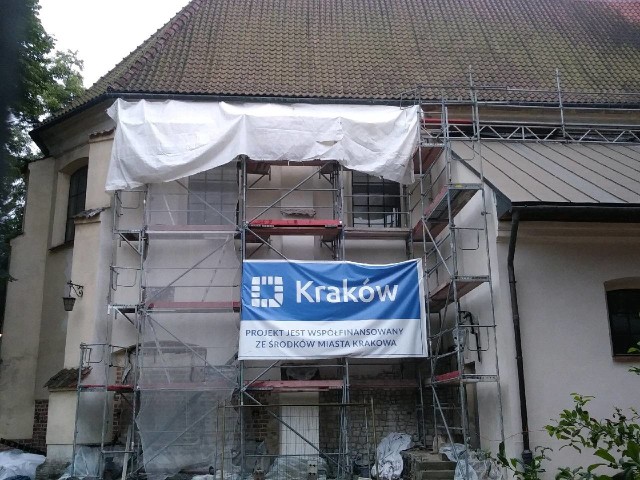 O wsparciu renowacji kościoła św. Mikołaja - jednej z najstarszych krakowskich świątyń - też informuje baner z logo, umieszczony na rusztowaniach przy zabytku