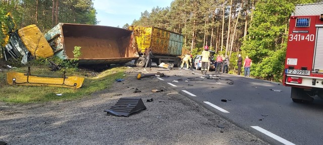 Do wypadku doszło we wtorek 1 czerwca około godz. 7.30 na wysokości miejscowości Krzewiny. Zderzyły się dwa samochody ciężarowe. Dwie ciężarówki zderzyły się na trasie między Zieloną Górą a Nowogrodem Bobrzańskim (DK 27) na wysokości miejscowości Krzewiny. - Jeden z samochodów ciężarowych zjechał na przeciwległy pas ruchu i zderzył się z jadącym z naprzeciwka innym samochodem ciężarowym - poinformowała nas podinsp. Małgorzata Barska z zespołu prasowego zielonogórskiej policji.Niestety, w wyniku tragedii zginął kierowca tego pojazdu, który zjechał z drogi. Drugi z kierowców jest w ciężkim stanie. Śmiertelny wypadek na DK 27Po wypadku droga została zablokowana na kilka godzin. Normalny ruch przywrócono po godz. 17.00.Wyznaczono objazdy:- od strony Zielonej Góry na wysokości Świdnicy należy kierować się na Ochlę - Niwiska - Nowogród Bobrzański- od strony Nowogrodu Bobrzańskiego należy jechać na Kaczenice - Niwiska - Ochla.Przeczytaj też:Akcja uzbrojonych służb na zielonogórskim deptaku;nfWIDEO: Wypadek na S3 na wysokości Cigacic. Zderzyły się 4 samochody osobowe