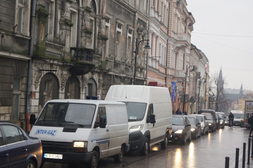 Tarnowskie drogi i parkingi przepełnione samochodami. Tarnowianie wyruszyli na przedświąteczne zakupy