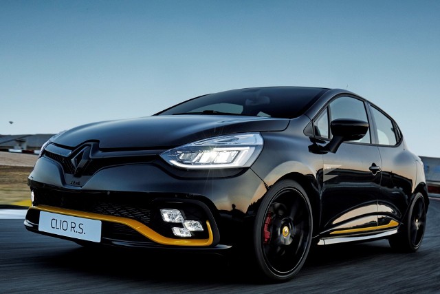 Renault Clio R.S.18Silnik o mocy 220 KM i maksymalnym momencie obrotowym 280 Nm (z technologią „overtorque”), obniżone i utwardzone zawieszenie Trophy, sprzężone z hydraulicznymi odbojnikami przednie amortyzatory oraz bardziej bezpośredni układ kierowniczy to jedne z głównych cech limitowanej wersji. Fot. Renault