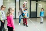 Nauczyciele i podopieczni z Ośrodka Braille’a w Bydgoszczy pokazywali dzieciom świat osób niewidomych