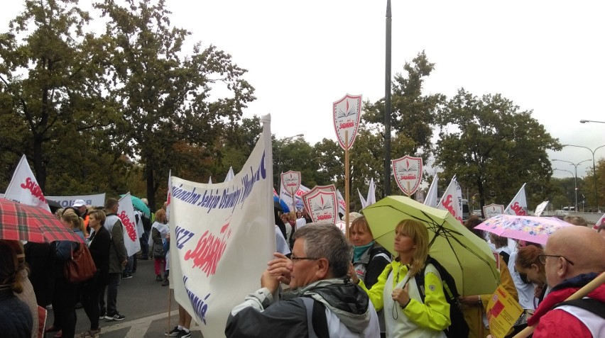 Podkarpaccy nauczyciele pikietowali przed Ministerstwem Edukacji w Warszawie [ZDJĘCIA]