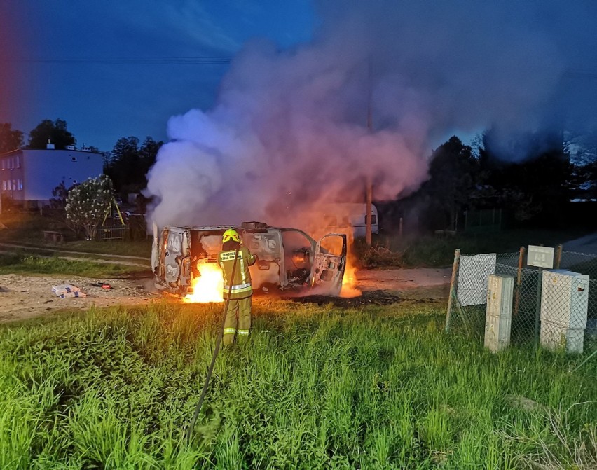 Jagodne Małe. Pożar wybuchł w środku nocy. Auto doszczętnie spłonęło