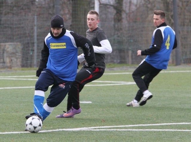 Maciej Pastuszka (z piłką) zdobył cztery bramki dla drużyny Lewiatan Kwiaty Bartkowski Echo Dnia w wygranym 9:2 meczu z FC Doma.