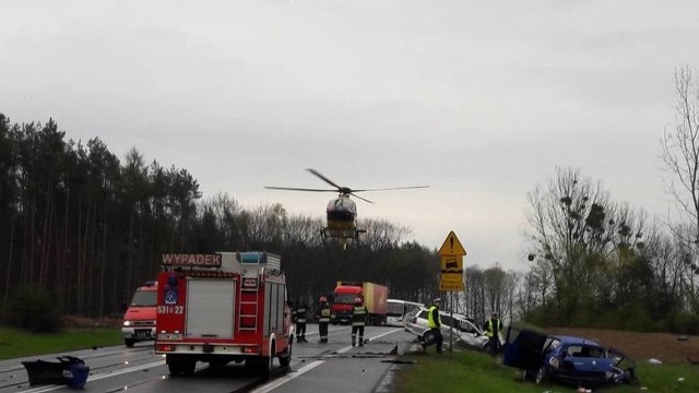W wypadku na wysokości miejscowości Święte, przed węzłem autostradowym w Nowym Marzach pod Grudziądzem zginęła 73-letnia pasażerka peugeota.