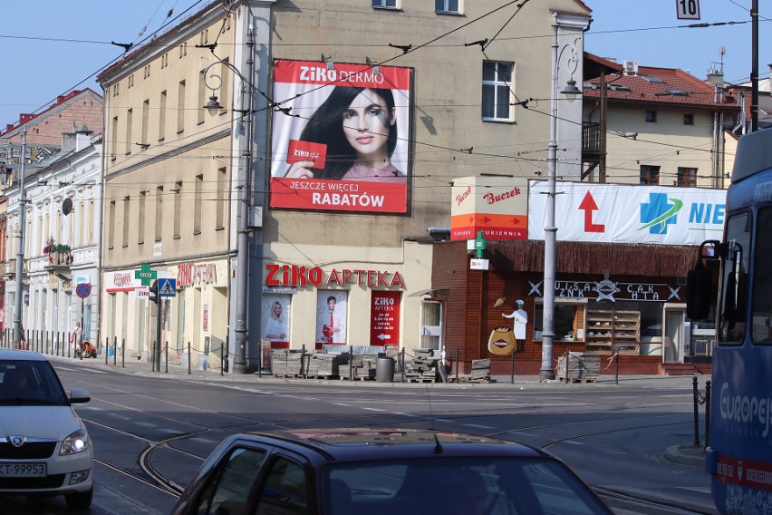 Od samego początku w oczy rzucają się ogromne reklamy.  Dwie...