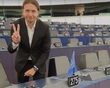 Łukasz Kohut wystawił na licytację WOŚP flagę Unii Europejskiej, którą pod stolik schowała Beata Szydło