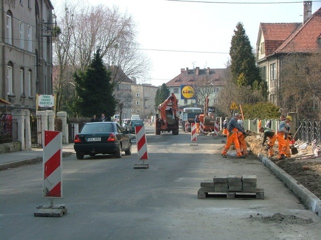 Od kilku dni ekipy remontowe pracują na ul. Waryńskiego w Kluczborku. Ulica zyska  nową nawierzchnię i nowe chodniki.