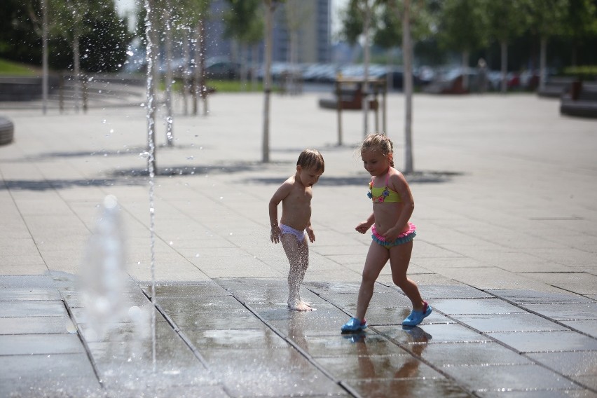 Zabawa w fontannie przy NOSPR w Katowicach