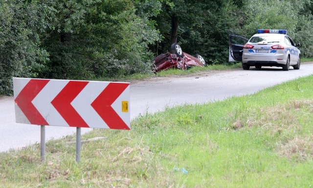 Wypadek na Redyckiej - 10.07.2015. Samochód marki Chrysler wypadł z drogi i dachował