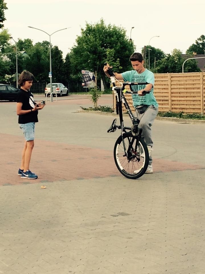 Na rowerze potrafi zrobić niemal wszystko