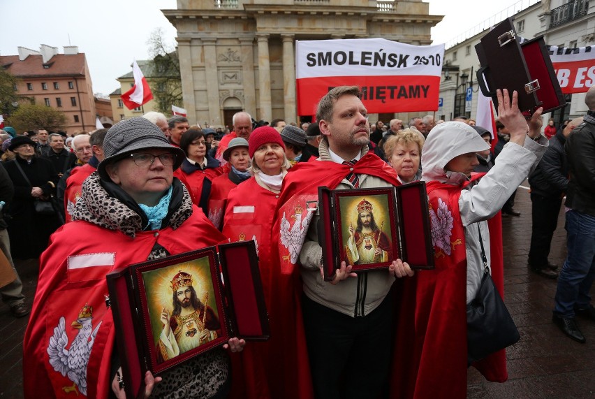 6. rocznica katastrofy smoleńskiej: Marsz pamięci na zakończenie uroczystości w Warszawie [ZDJĘCIA]