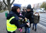 Odblaskowe mikołajki. Wspólna akcja policjantów, strażników i urzędu miasta [ZDJĘCIA, WIDEO]