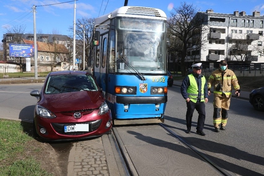 Zderzenie auta i tramwaju na ul. Krzyckiej. Wprowadzono objazdy
