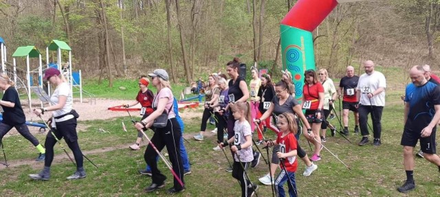 W gorzowskim parku Słowiańskim miłośnicy nordic walkingu spotkali się na tradycyjnych, wiosennych zawodach.