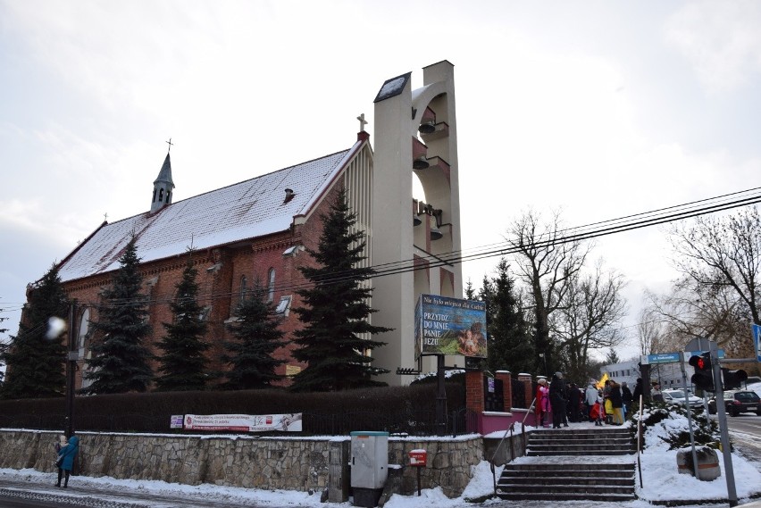 Zabierzów. Orszak Trzech Króli dotarł do szopki przy ratuszu. Monarchowie przyjechali bryczką [ZDJĘCIA]