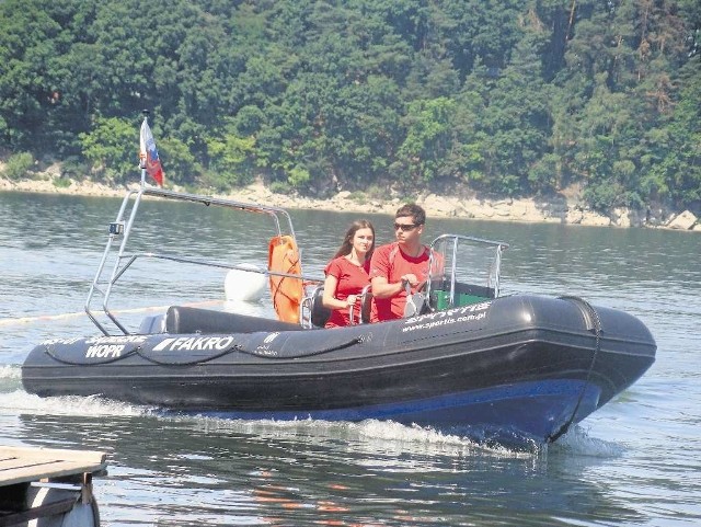 Na Jeziorze Rożnowskim ratownicy WOPR mają m.in. nowoczesną gumową łódź hybrydową z twardym dnem. Nie przyda się jednak w sytuacji, gdy trzeba ratować ludzi z zalanych ulic i domó
