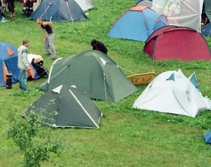 Młodzi ludzie musieli opuścić camping, ponieważ podobno zachowywali się głośno.
