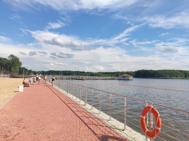 Lubuska miejscowość kusi pięknym jeziorem, długą plażą i pyszną rybą. Obejrzyjcie nasze zdjęcia i zobaczcie, jak mieszkańcy i turyści odpoczywają w Sławie.