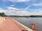 Wakacje w Sławie. Sporo ludzi, piękna plaża i jezioro, przystępne ceny i wiele atrakcji. Warto się tam wybrać. Zobaczcie nasze zdjęcia