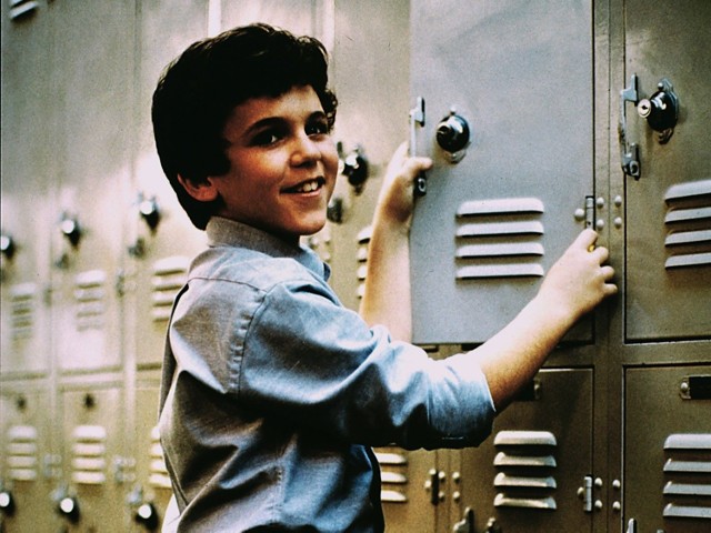 Fred Savage urodził się 9 lipca 1976 roku w Chicago. Niedawno skończył więc 47 lat. Jest absolwentem prywatnej szkoły w Brentwood oraz Uniwersytetu Stanforda.Na zdjęciu Fred Savage w serialu "Cudowne lata" (The Wonder Years)Tak wygląda dorosły Fred Savage. Zobaczcie zdjęcia >>>>