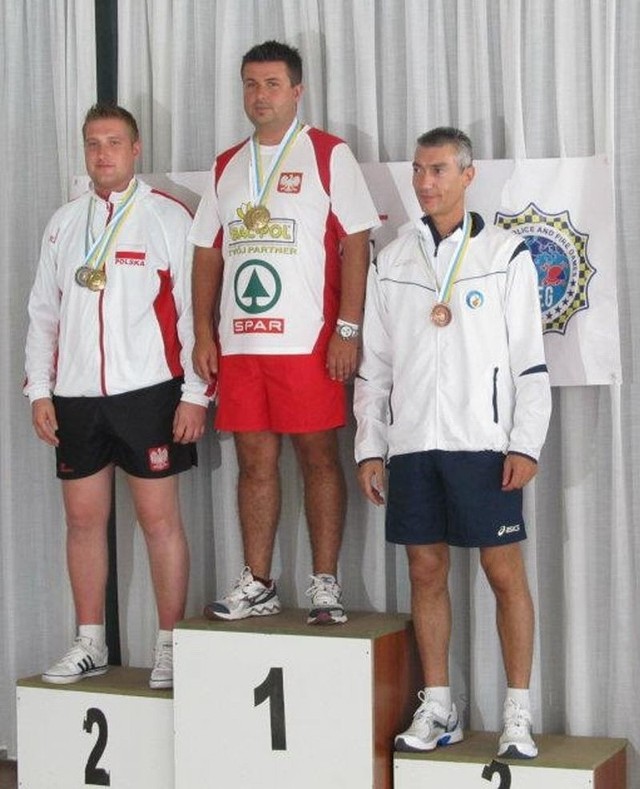 Sebastian Lubaś na najwyższym stopniu podium. Z lewej jego deblowy partner i indywidualny wicemistrz - Dariusz Steuer.