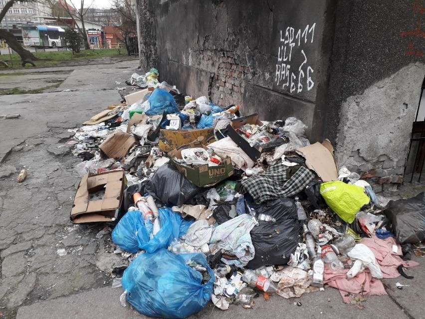 Miejsce pod ścianą na ulicy św. Barbary upodobali sobie amatorzy darmowego pozbywania się śmieci