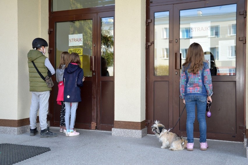 Dzieci zaglądają do Szkoły Podstawowej numer 3 w Stalowej...