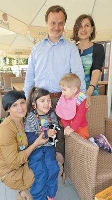 Oleńka i Maria Teresa z rodzicami. To pierwsze polskie dzieci, które leczą się na zespół Leigha w watykańskiej klinice. Fot. Barbara Ciryt