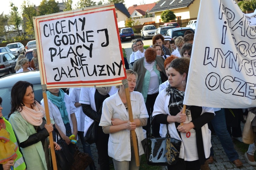 Manifestacja pielęgniarek w Raciborzu. Pielęgniarki przyszły z wuwuzelami [ZDJĘCIA]