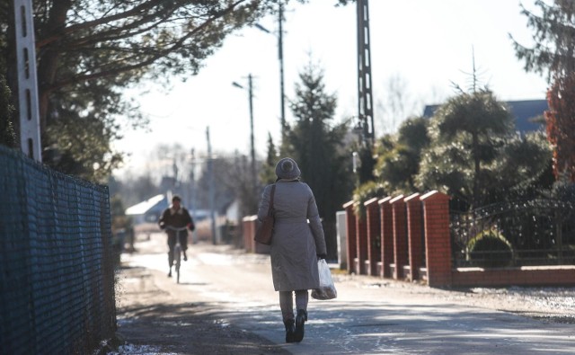 W Jasionce, przy drodze, którą chce poszerzyć gmina, stoi około 60 domów.