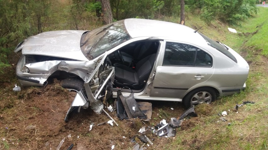 Dawia, wypadek w gm. Łyse. Kobieta wyniosła z rozbitego samochodu 4-miesięczne dziecko. Potem w jej auto uderzył 55-letni warszawianin