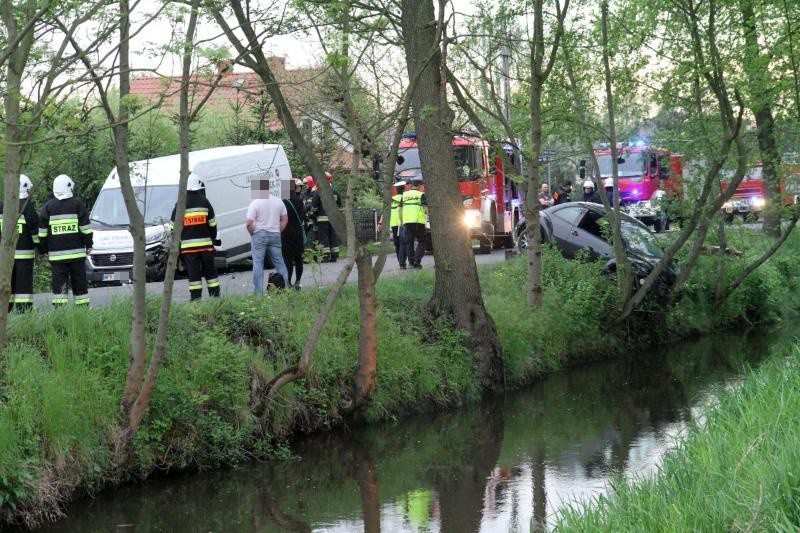 Wypadek pod Wrocławiem. Czołowe zderzenie w Kiełczówku. Volkswagen zatrzymał się na drzewie ZDJĘCIA
