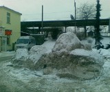"Śnieżny Express" na parkingu przed koszalińskim dworcem PKP