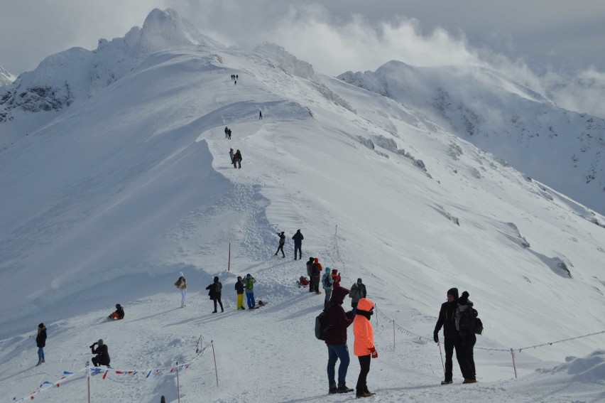 Tatry. Kasprowy Wierch oblężony przez narciarzy i turystów [ZDJĘCIA]