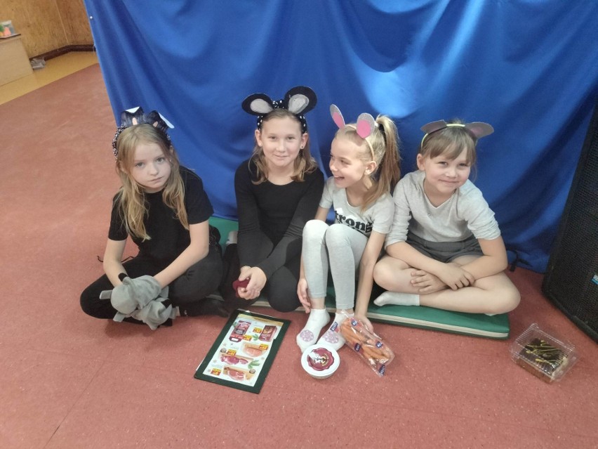Przegląd Małych Form Teatralnych w PSP w Czarni. Zaprezentowały się dzieci z oddziałów przedszkolnych i klas I-III. 7.06.2023. Zdjęcia