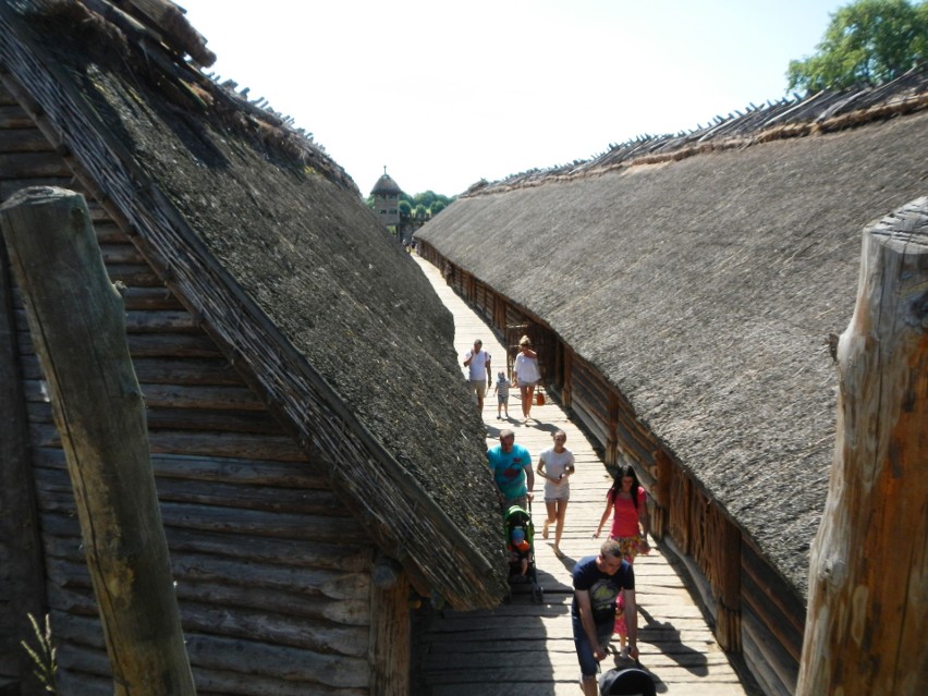 Zrekonstruowana osada kultury łużyckiej na półwyspie Jeziora...