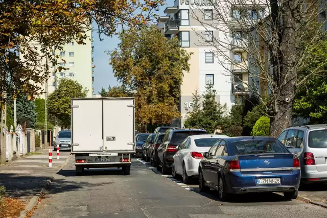 Ulica Pestalozziego w Bydgoszczy. Po zmianie zasad parkowania ulica jest praktycznie nieprzejezdna.