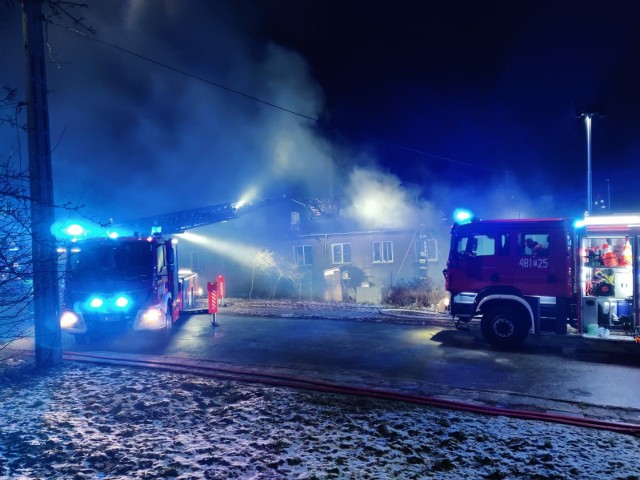 Z pożarem budynku socjalnego przy ulicy Skalnej w Skarżysku walczyło 12 zastępów straży pożarnej w sile 38 ratowników.