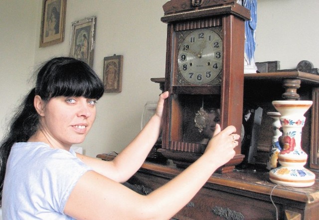 Marlena Tywanek z WDK prezentuje stary zegar -  jeden z ostatnich eksponatów, które trafiły do salki muzealnej