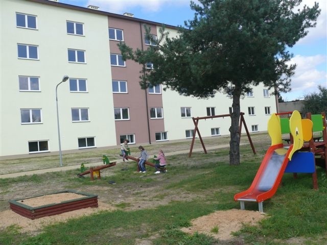 Siostry Natalia, Angelika i Wiktoria Nowakówny już zdążyły wypróbować urządzenia na placu zabaw. A plac ten będzie jeszcze lepiej wyposażony.