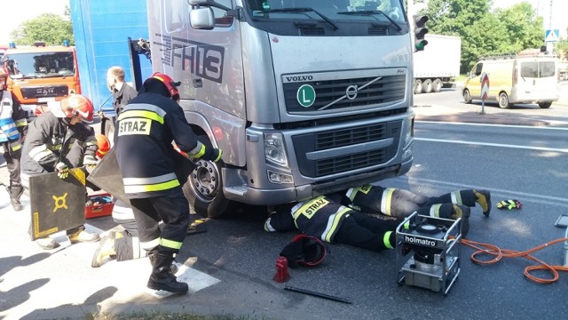 Do groźnego zdarzenia doszło w czwartek o godzinie 9 rano na skrzyżowaniu ulic Sikorskiego i Warszawskiej w Kaliszu. Kierowca motocykla wpadł wprost pod koła samochodu ciężarowego.Przejdź do kolejnego zdjęcia --->