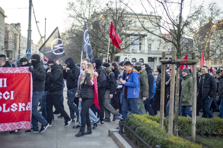 Kilkaset osób wzięło udział w Marszu Zwycięstwa, który w...