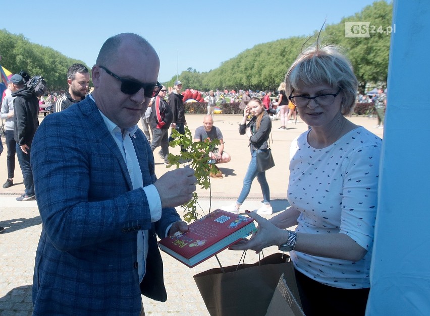 Akcja "Liść dębu" na Jasnych Błoniach w Szczecinie. Rozdali aż 2 000 dębowych sadzonek. Pomagał prezydent miasta
